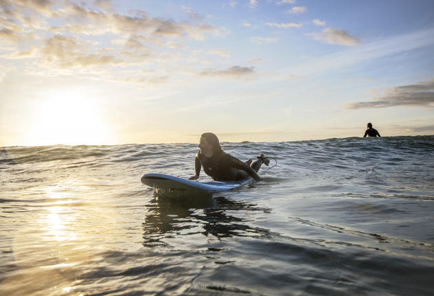 In Raglan you can catch a wave or sip a great espresso. This lively New Zealand surf town has an interesting creative culture and a wonderful choice of cafés.