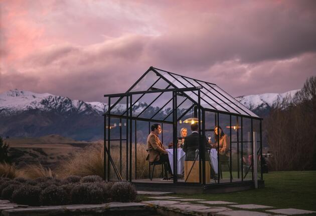 The gourmet dining, award-winning vineyards and charming local delicacies in New Zealand create luxury food journeys that leave the taste buds singing.