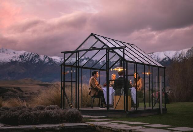 The gourmet dining, award-winning vineyards and charming local delicacies in New Zealand create luxury food journeys that leave the taste buds singing.