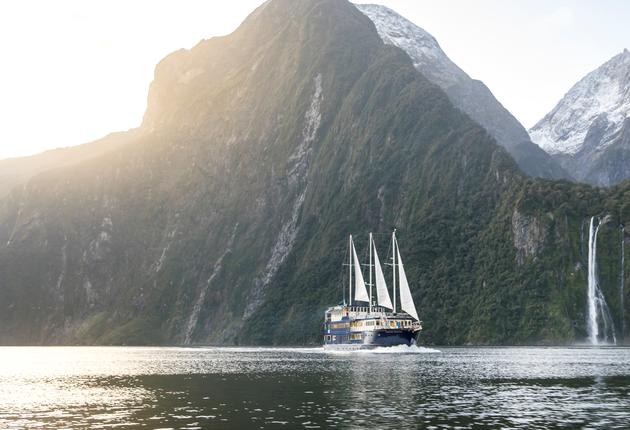 An der Westküste der Südinsel gelegen, bietet der Milford Sound eine Mischung aus Naturschauspielen, die selbst bei Regen spektakulär sind. Finde heraus, wie du am Milford Sound eine Bootsfahrt, eine Kajaktour, einen Tauchgang oder eine Wanderung machen kannst.