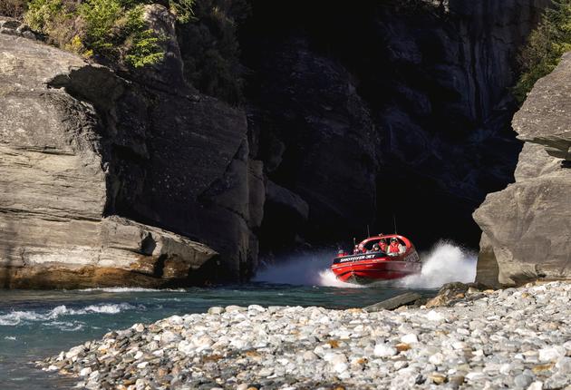 Mach den Extremsport-Trip deines Lebens! Beim Fallschirmspringen, Rafting, Bungy Jumping und anderen neuseeländischen Abenteuersportarten, die du nicht verpassen solltest, wird dein Herz höherschlagen.