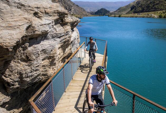 The Lake Dunstan Trail day ride is a must-do for those looking for a taste of Central Otago’s landscapes, rich heritage, and delicious food and wine. 