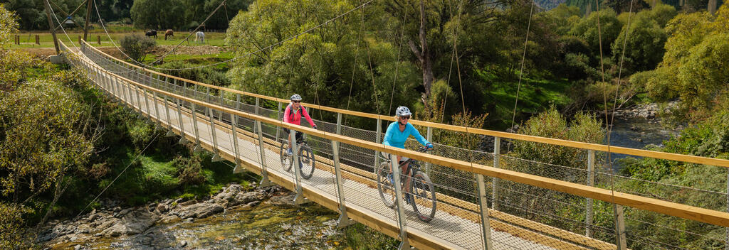 Cyclist crossing the Baton bridge on Tasman'sGreat Taste Trail 