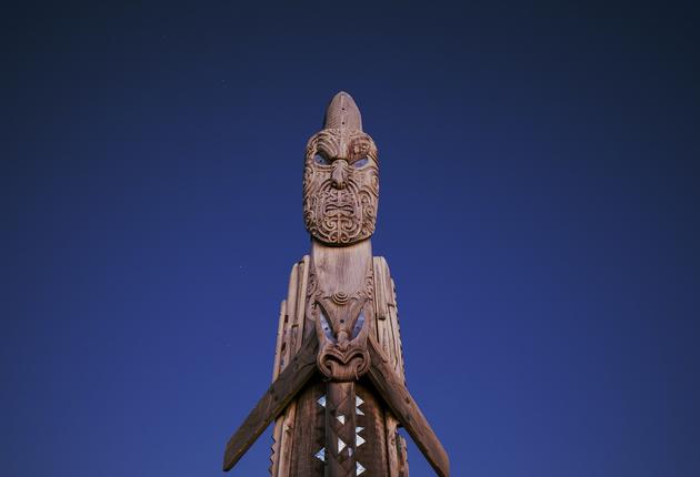 Die Legende besagt, dass Neuseeland von dem kühnen Halbgott Māui aus dem Meer gefischt wurde. Die Legenden von Māui sind tief in der neuseeländischen Geschichte und Kultur verwurzelt. Erfahre mehr über Māui und die Mythen und Legenden der Māori. 