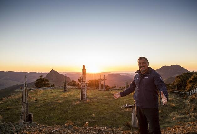 Auf dem Gipfel des Maunga (Berg) Hikurangi kannst du einen einzigartigen Sonnenaufgang erleben. Erlebe als erste in Neuseeland, wie der neue Tag anbricht. Finde mehr über die Anreise heraus. 