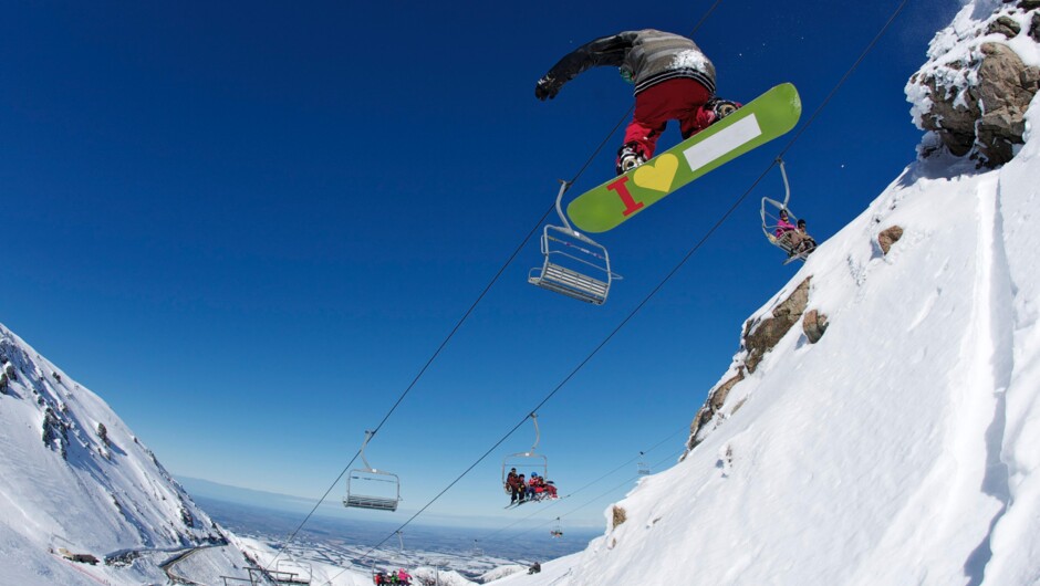 自然のままの地形を滑走できるマウントハットはスノーボーダーにも人気