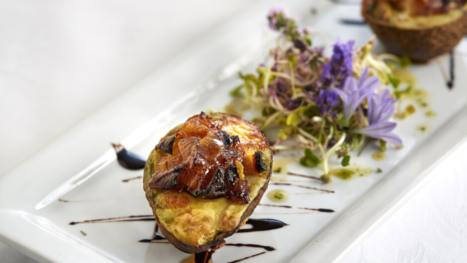 Baked Avocado
Filled with Philadelphia cream cheese & blue vein, topped with caramelised onion jam, baked to perfection.