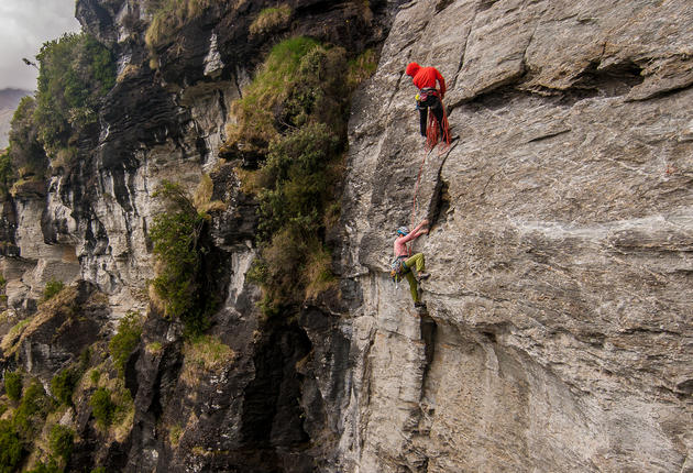 Egal ob an Felswänden oder auf Berggipfeln - Klettern ist eine beliebte Aktivität im Freien und Neuseeland bietet vielfältige Optionen für alle Kletterer.