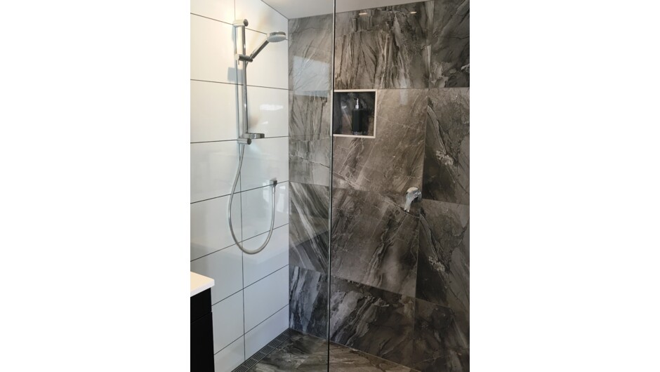 Garden Studio: En-Suite Walk-In Shower