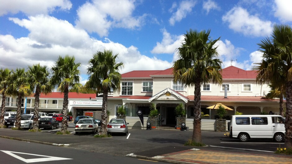 Tuakau Hotel frontage.JPG