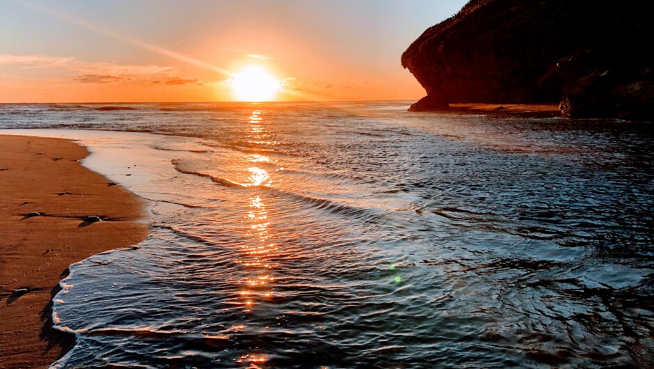 南島の西海岸は夕陽が海に沈み、手付かずの自然が1番多く残る最高の場所