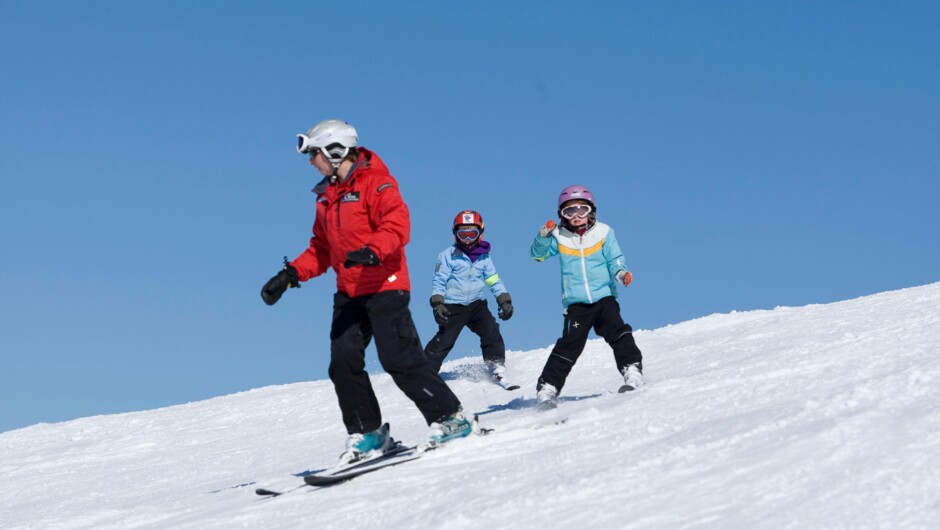 세계 수준의 강사와 스키를 즐기는 아이들