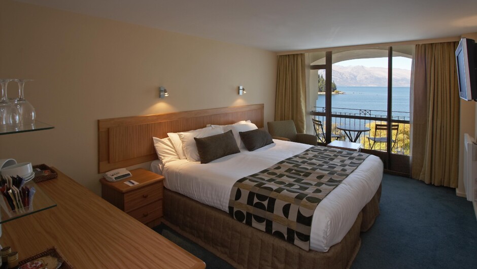 Deluxe Lake View room