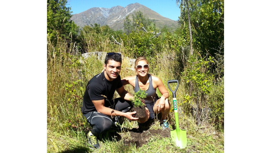 种植本土树种 - 借此机会给这座神奇的岛屿回馈一件礼物，出力保护新西兰的环境......记得以后常来看看，自己的小树苗是否长成了参天大树！