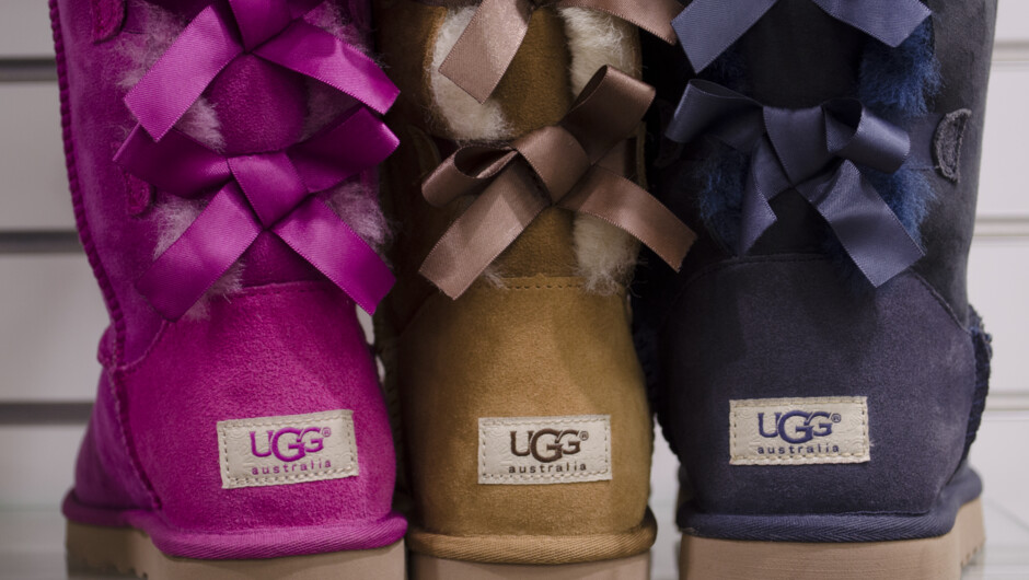 品类丰富的 UGG 靴子和羊皮拖鞋。