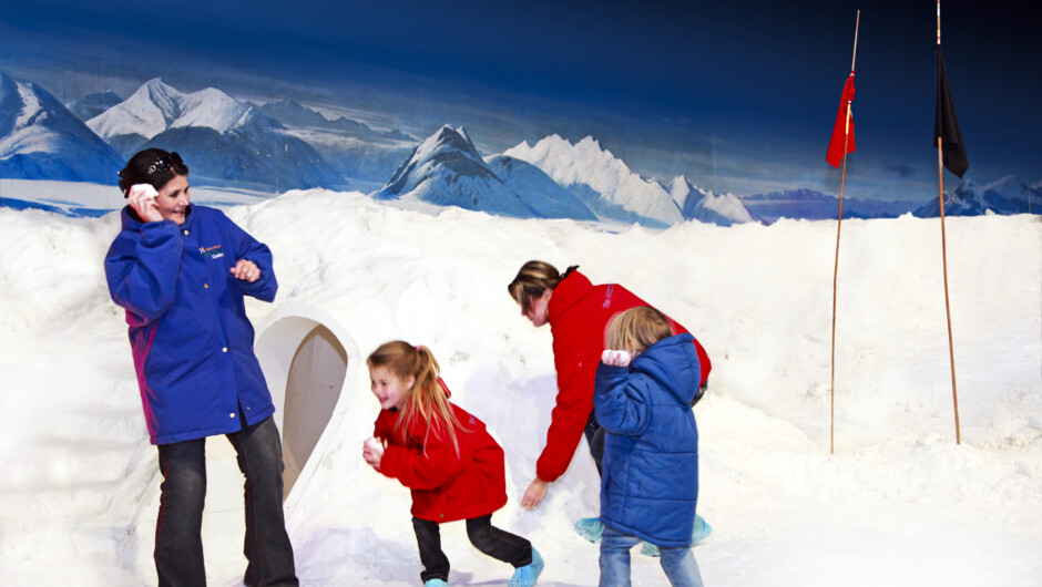 Play in 'Antarctica, the snow and ice experience