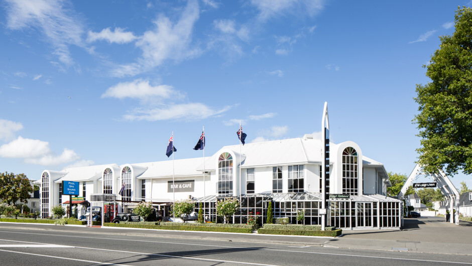 Pavilions Hotel Christchurch entrance