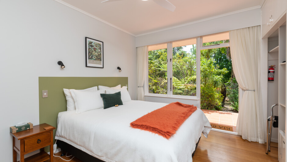 The Kākā room is accented with green and orange, the colours of Aoteroa's parrot - the kākā. It contains a king bed, cafe table and chairs, and smart tv. The external access to your room means you can enjoy ongoing privacy throughout your stay.