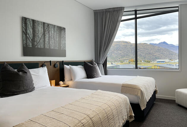 ニュージーランドには、世界で展開する国際チェーンのホテル、規模の小さなシティホテル、観光地にある個性的なリゾートホテルなど、多様なタイプが揃っています。予算的にも手頃なホテルから高級ホテルまで、全国どこでも数多くのホテルから選べます。