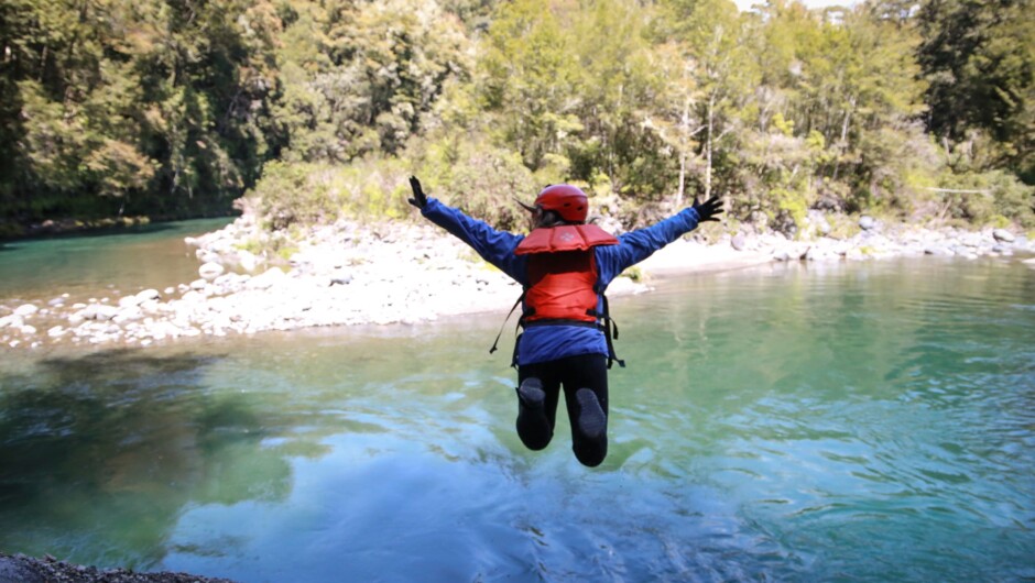 Cliff jump on the Tongariro River