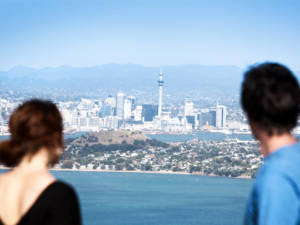 Erlebe den umwerfenden Ausblick auf Auckland, der sich vom höchsten Punkt auf Rangitoto Island aus bietet.