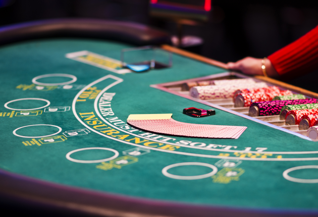 Erleben Sie den Glanz der Kasinos und den Nervenkitzel des Glückspiels. Versuchen Sie Ihr Glück am Automaten oder beim Würfel- oder Kartenspiel.