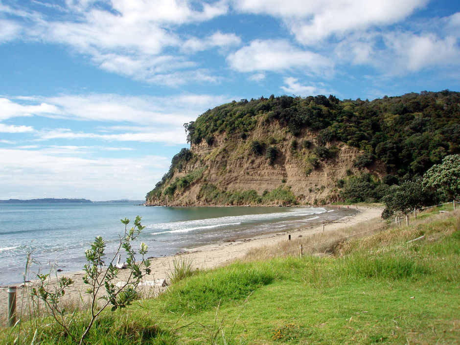 温德霍尔姆地区公园（Wenderholm Regional Park）距离奥克兰中央商务区仅30分钟车程，漫步在狭长而宁静的沙滩，领略茂密的新西兰圣诞树景致。