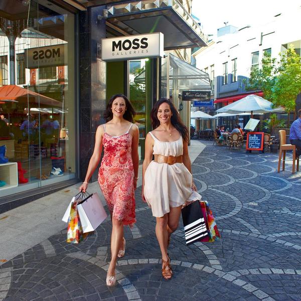 Enjoy the glitz and glamour of designer stores alongside vintage shops and quirky New Zealand art on Auckland's high streets.