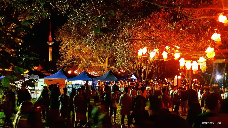 Von Festivals zu Konzerten und bunten Pubs - erlebe das Beste von Aucklands Nachtleben.