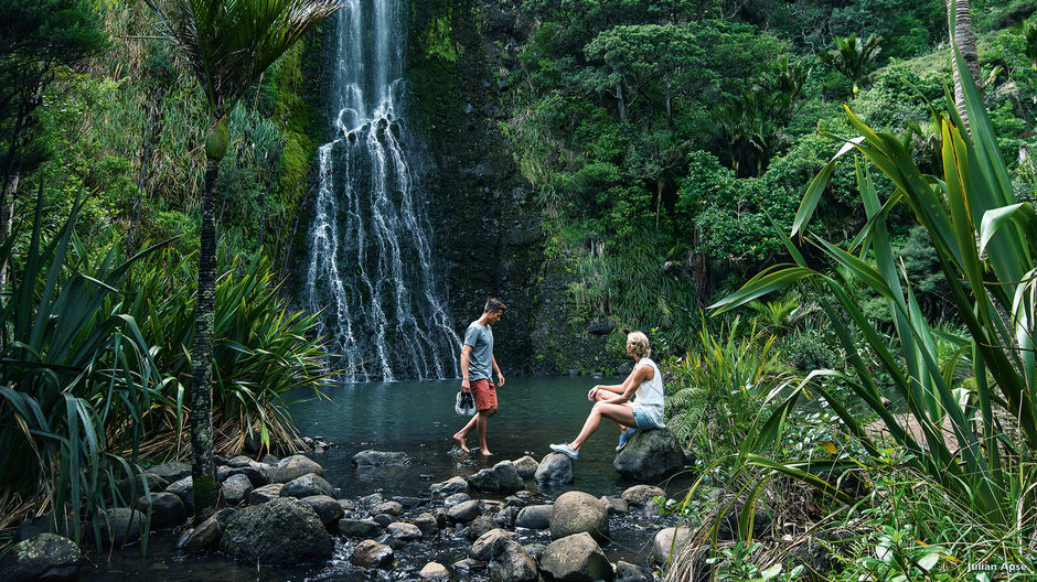 Die Karekare Falls befinden sich in den Waitakere Ranges, nur 40 Minuten von Aucklands Innenstadt entfernt.
