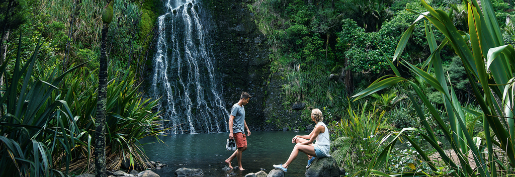 Die Karekare Falls befinden sich in den Waitakere Ranges, nur 40 Minuten von Aucklands Innenstadt entfernt.