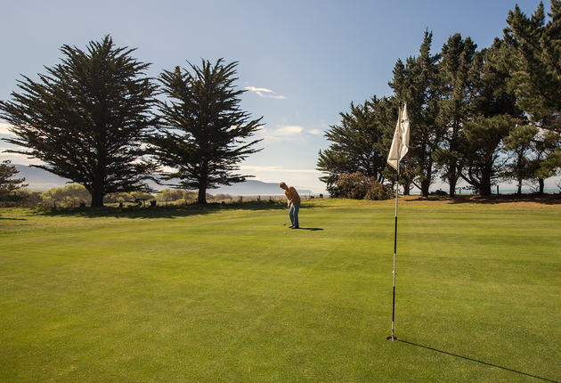 Amberley is a place to find country hospitality on your journey through North Canterbury. Enjoy fresh air and mountain views – golf and fishing too!