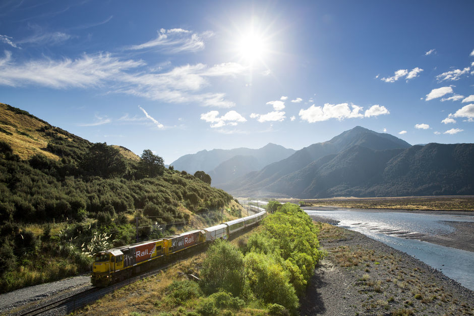 Tranz Alpine, alongside Waimakariri River