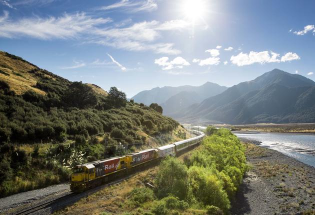 나만의 방법으로 뉴질랜드를 여행하자. 렌터카, 페리, 버스 투어 또는 캠핑카까지 어떤 교통편을 이용하든 멋진 모험이 여러분을 기다린다.
