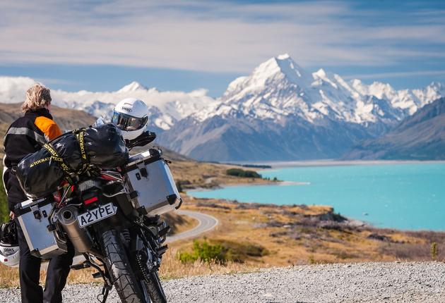 自転車よりも速く、ワイルドな旅を楽しみたい方は、現地でオートバイをレンタルして、素晴らしい景観に恵まれたニュージーランドの道を走ってみましょう。