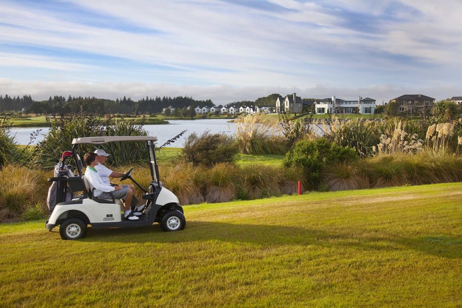 克利尔沃特高尔夫俱乐部（Clearwater Golf Club）位置便利，坐拥乡村的宁静环境：蜿蜒的天然水道、清澈的溪流、栖息其中的鳟鱼，还有满眼令人惊叹的南阿尔卑斯山景色。