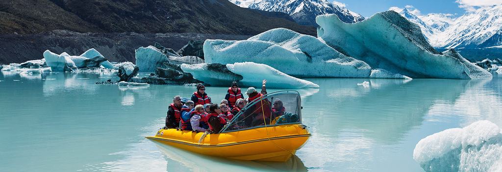 冰川探险者不仅会让你看到塔斯曼冰川，还会带你亲手触摸浮冰