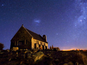깨끗한 공기, 독특한 별자리, 별세계 같은 자연환경 등이 어우러져 마치 마법에 걸린 듯한 뉴질랜드의 밤하늘