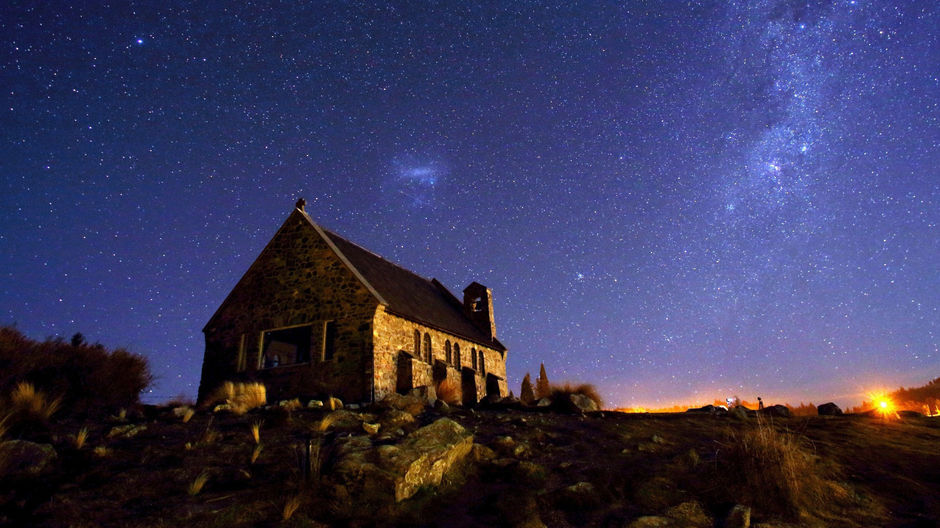 澄澈的夜空、独具特色的苍穹，再加上宛如仙境的景色，缔造出新西兰醉人心神的魔幻观星体验。