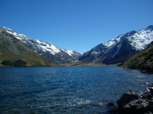 圣詹姆斯站（St James Station）美丽的坦尼森湖（Lake Tennyson）。