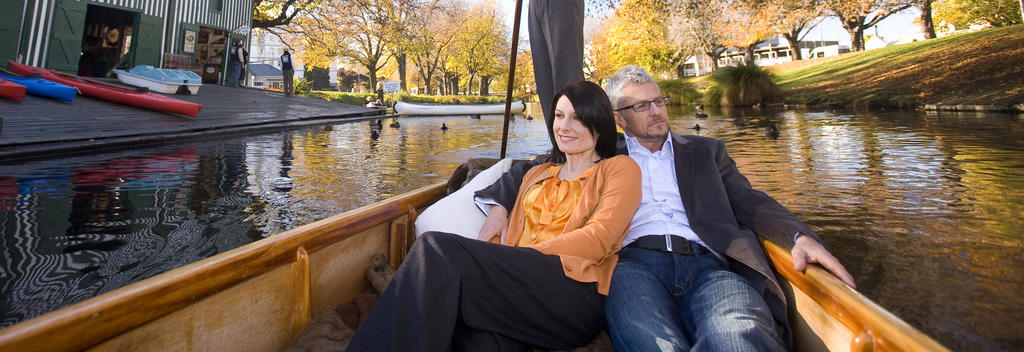 Glide along the tranquil Avon River in Christchurch as a skilled punter in traditional Edwardian attire propels you slowly along the water.