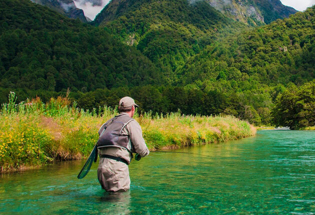 Helikoptertouren führen Fliegenfischer zu den idyllischsten Angelplätzen und unberührtesten Fischgründen an den Seen und Flüssen Neuseelands.