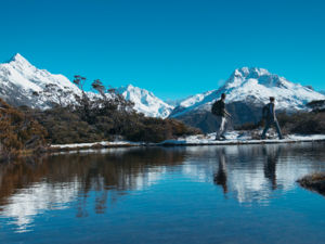 Am Key Summit umgeben die Gipfel des Mount Aspiring National Park eine Gebirgswiesenlandschaft mit Seen.