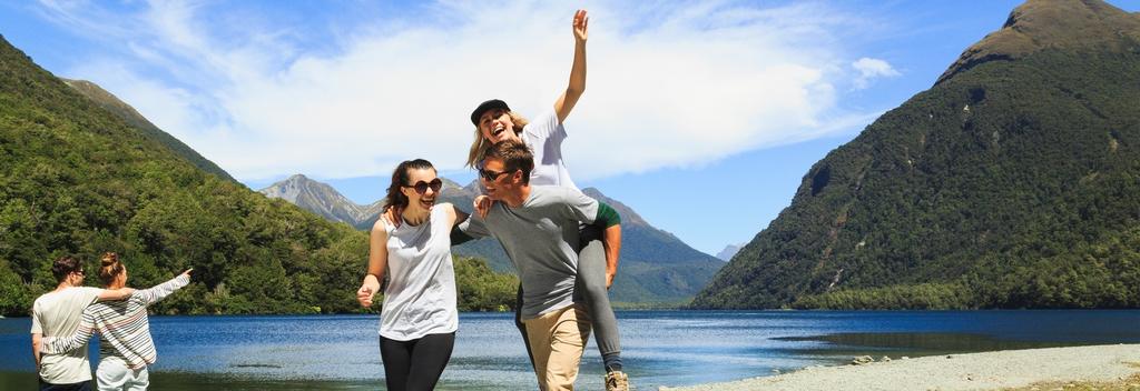 Um den Lake Gunn führt ein 45minütiger Rundwanderweg durch Rotbuchenwälder, in denen Sie die für das Eglinton Valley typische Vogelwelt entdecken können.