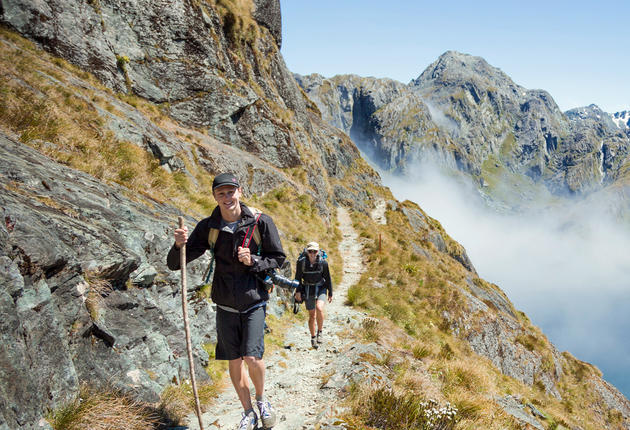 新西兰的多日徒步路线让您可以去户外徒步旅行，欣赏史诗般的风景。进行一次自助徒步旅行或和导游一起探索终极徒步 (Ultimate Hikes)。