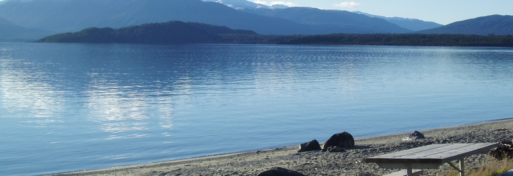 峡湾国家公园（Fiordland National Park）内宁静的玛纳普利湖（Lake Manapouri）