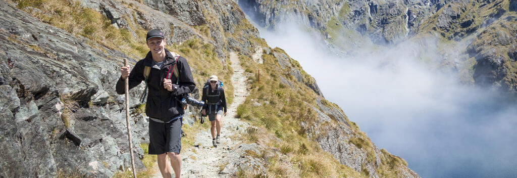 沿着路特本步道（Routeburn Track）徒步穿越高山小道、高山湖泊与冰蚀山谷。