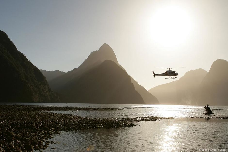 飛行機、水上飛行機かヘリコプターに乗って、フィヨルドランド国立公園で遊覧飛行はいかがですか。