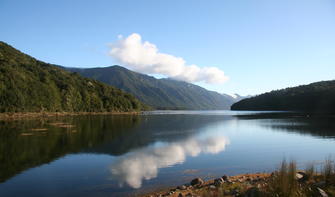 Diese überwältigende Kulisse erwartet dich am südlichen Ende des Fiordland Nationalparks.