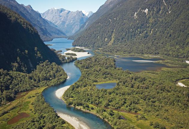 뉴질랜드에서 가장 유명한 하이킹 트레일인 밀포드 트랙은 150년이 넘는 시간 동안 하이커들의 사랑을 받아왔다. 산악과 피오르 풍경은 언제나 변함없이 완벽하기만 하다.